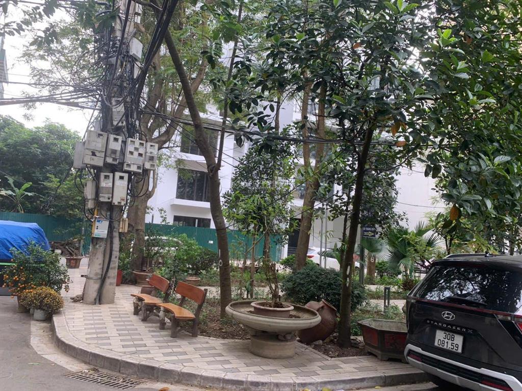 Cần bán nhà phố lạc long quân 51m2 ,4 tầng ,mt 4,4m ,ngõ rộng ô tô tránh dừng đỗ ,gần vườn hoa