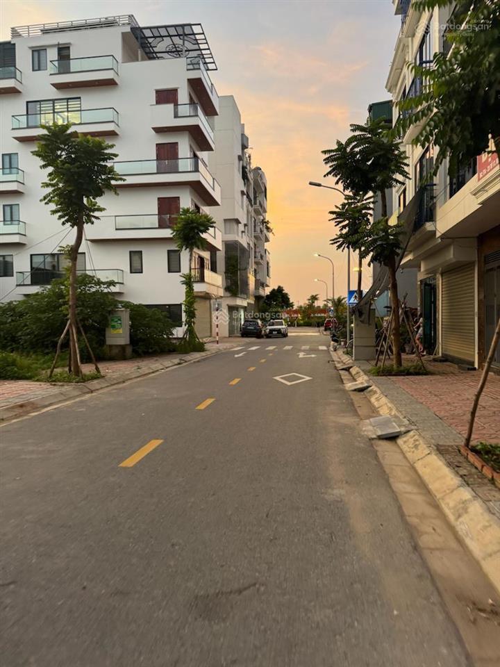 Bán mảnh đất khu tái định cư ngọc thụy 42m2 ,mt 4.2m ,phân lô ,ô tô đỗ trước cửa 24/7