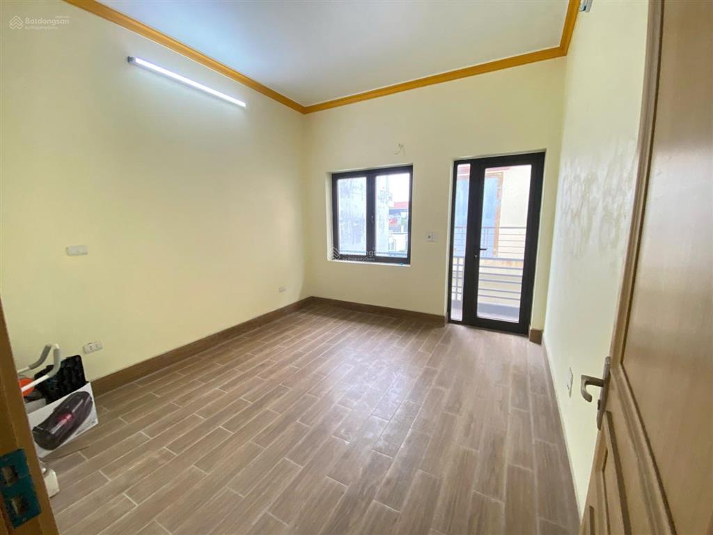 Cần bán nhà 75m2 ,5 tầng phố ngọc thuỵ ,nhà dân xây ,ô tô tránh ,gần mipec