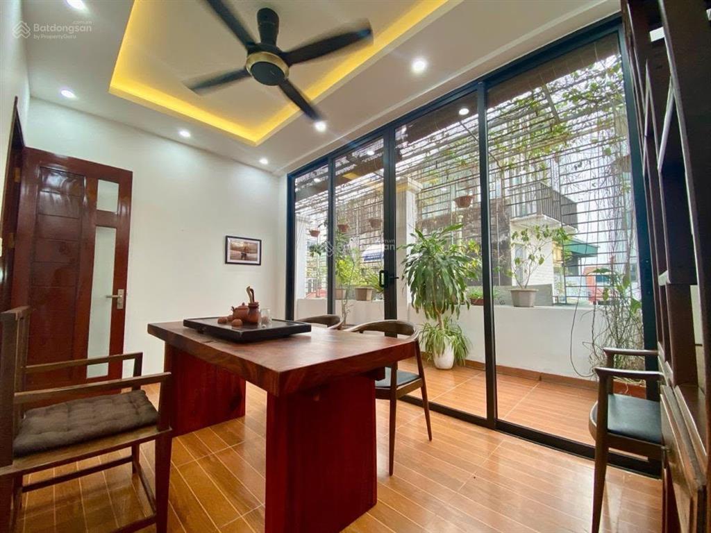 Bán nhà 5 tầng dân xây 45m2, mt 6,7m  phố bồ đề ai có nhu cầu thuần ở thì nên xem