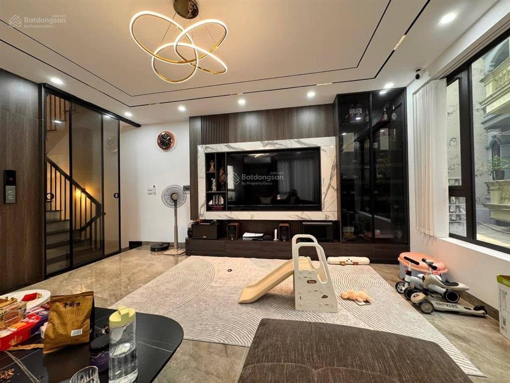 Bán nhà 50m2 nguyễn văn cừ, 7 tầng, mặt tiền 4,2m, thang máy, ô tô vào nhà, lô góc