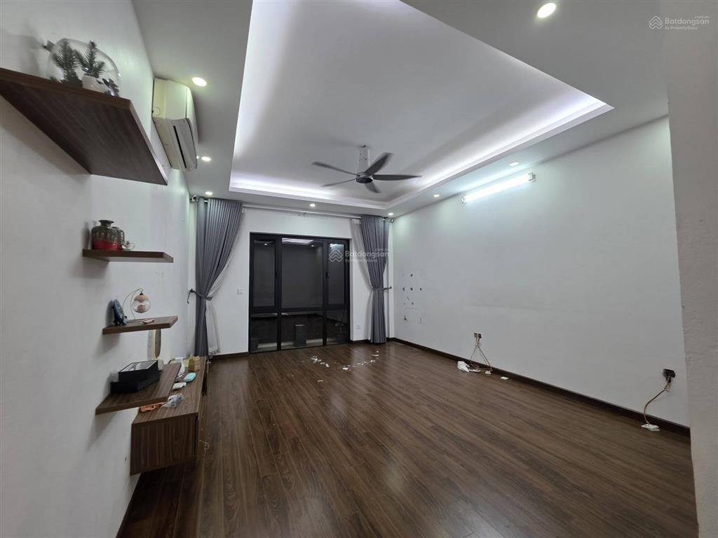 Chủ cần tiền bán nhà 4 tầng, 80m2, phố ngọc thụy, trước nhà là công viên, ô tô đỗ tránh thoải mái