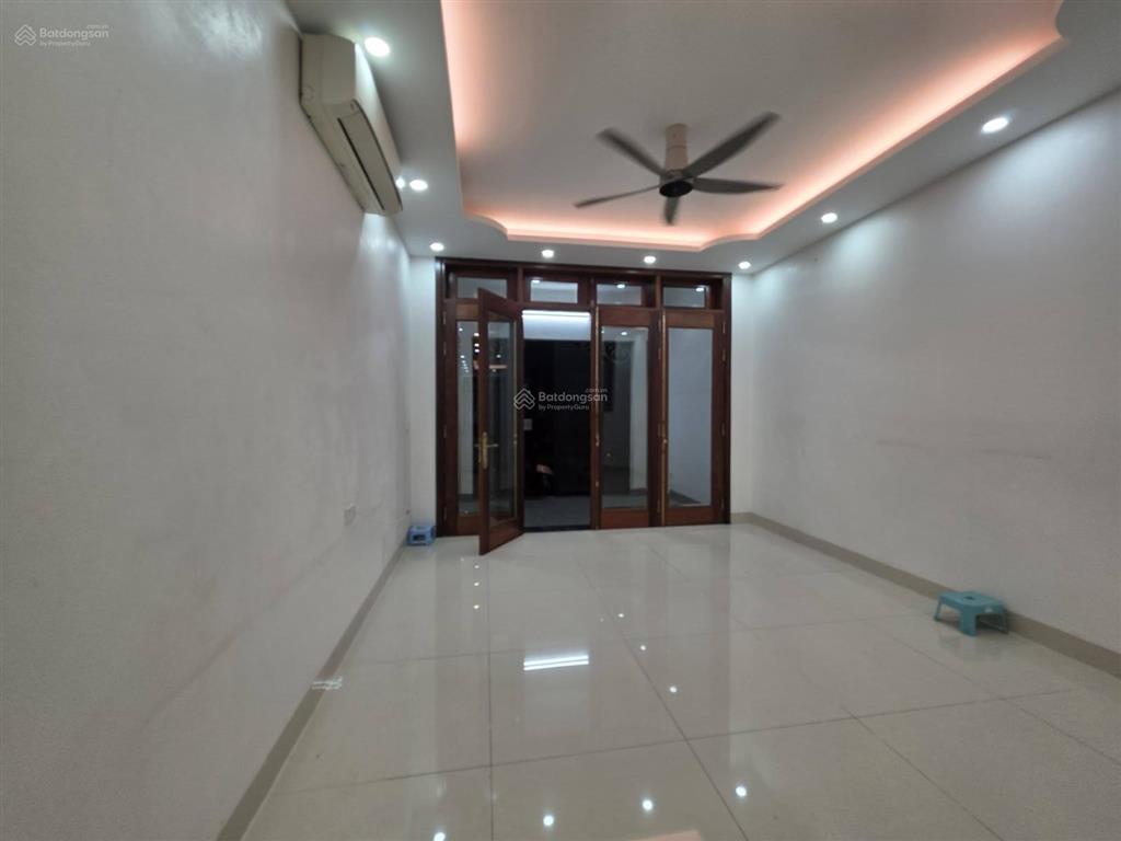 Chủ cần tiền bán nhà 4 tầng, 80m2, phố ngọc thụy, trước nhà là công viên, ô tô đỗ tránh thoải mái