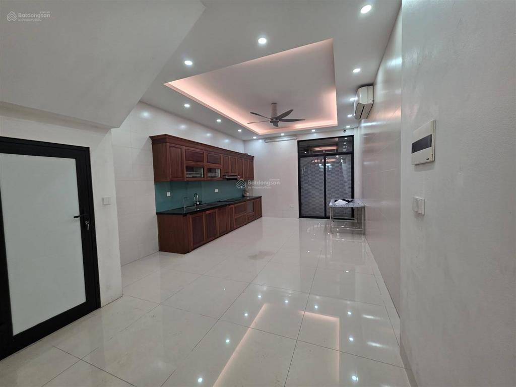 Chủ cần tiền bán nhà 4 tầng, 80m2, phố ngọc thụy, trước nhà là công viên, ô tô đỗ tránh thoải mái