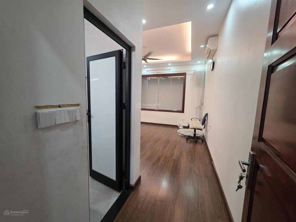Chủ cần tiền bán nhà 4 tầng, 80m2, phố ngọc thụy, trước nhà là công viên, ô tô đỗ tránh thoải mái