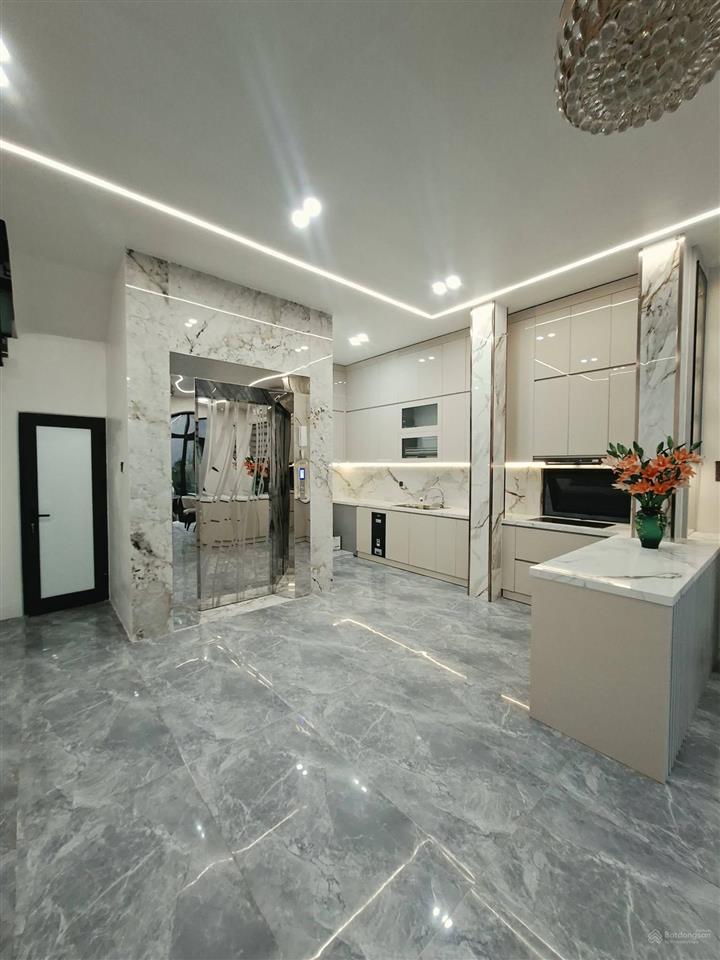 Cần bán gấp căn 97m2, 7 tầng, mặt tiền 6,6m ở phố nguyễn văn cừ, giá nhỉnh 14 tỷ thương lượng sâu