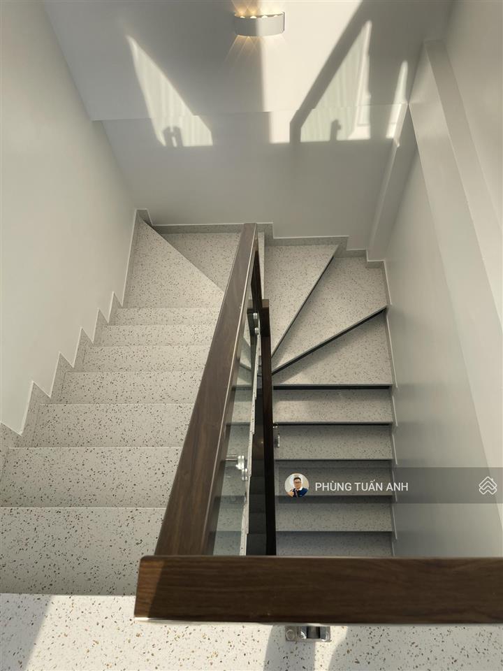 Nhà đẹp lô góc xây mới 43m2 x 4 tầng, 2 mặt thoáng, gần mặt đường đà nẵng cống hộp cầu hoàng gia