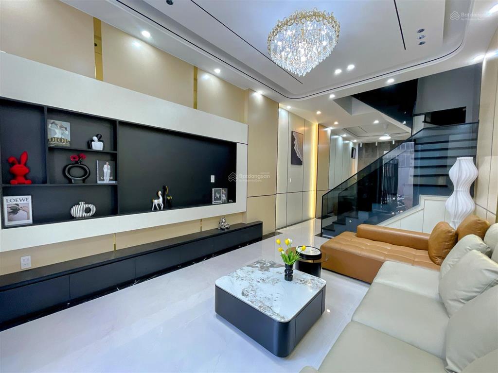 Bán nhà phố hồ sen, gần aeonmall, độc lập, có sân cổng riêng, thiết kế sang trọng, giá 6.5 tỷ