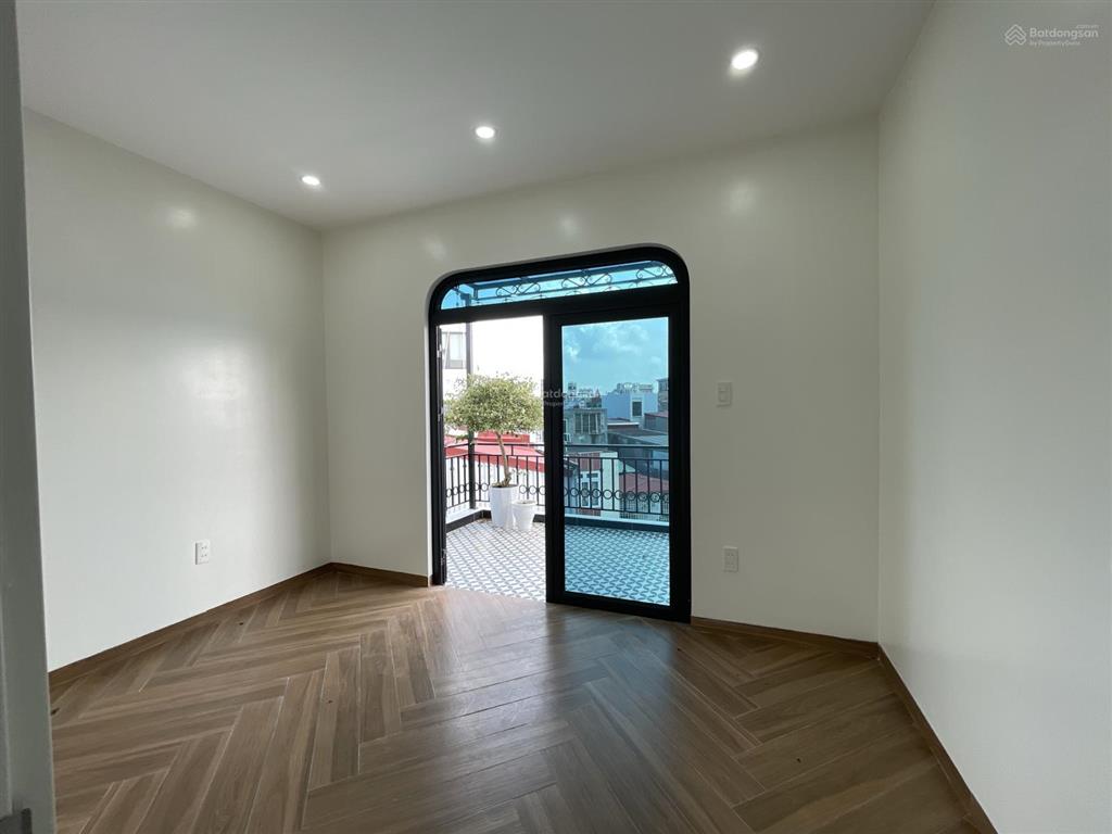 Bán nhà phố hồ sen, gần aeonmall, độc lập, có sân cổng riêng, thiết kế sang trọng, giá 6.5 tỷ
