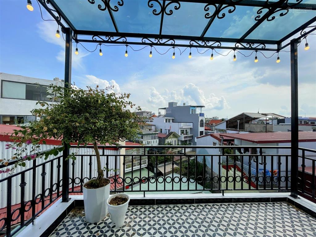 Bán nhà phố hồ sen, gần aeonmall, độc lập, có sân cổng riêng, thiết kế sang trọng, giá 6.5 tỷ