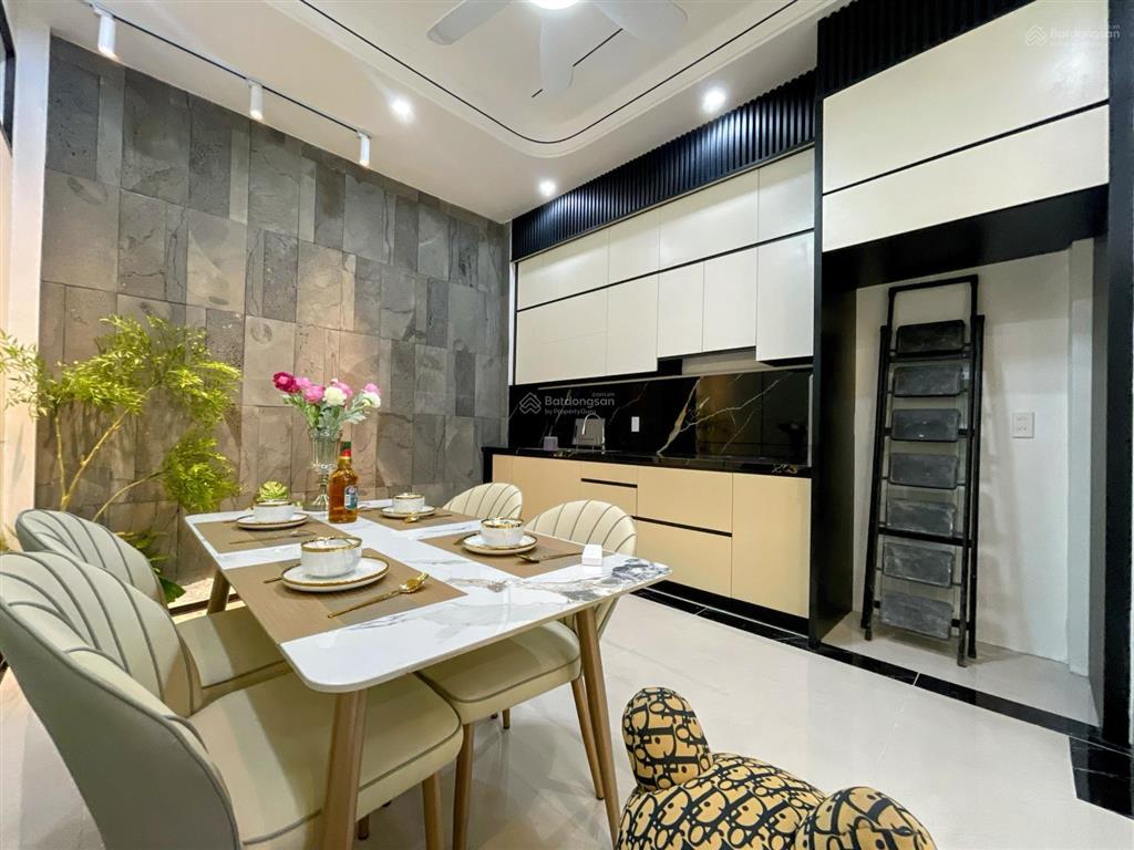 Bán nhà phố hồ sen, gần aeonmall, độc lập, có sân cổng riêng, thiết kế sang trọng, giá 6.5 tỷ