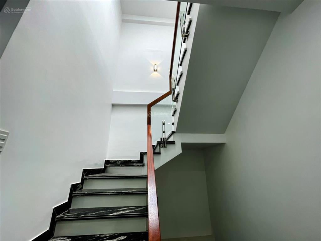 Bán nhà phố hồ sen, oto đỗ cửa thoải mái, cách mặt đường vài bước, dt 46m², chỉ 5.85 ty