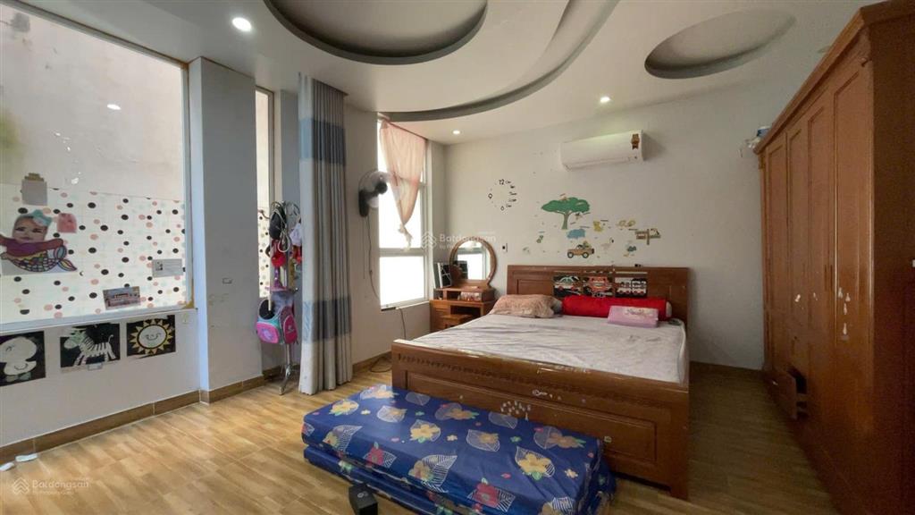 Chào bán nhà độc lập sân cổng riêng tại chợ hàng  hồ sen  diện tích bìa 63m2, chỉ hơn 3 tỷ chút