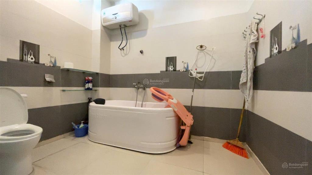 Chào bán nhà độc lập sân cổng riêng tại chợ hàng  hồ sen  diện tích bìa 63m2, chỉ hơn 3 tỷ chút