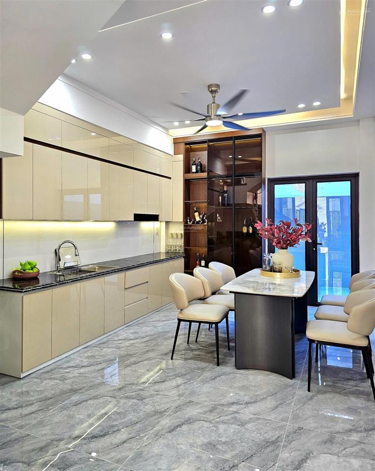 Bán căn mặt ngõ độc lập xây mới tại chợ hàng. vị trí siêu đẹp, sân cổng độc lập. 70m2 giá hơn 5 tỷ