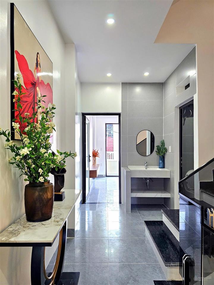 Bán căn mặt ngõ độc lập xây mới tại chợ hàng. vị trí siêu đẹp, sân cổng độc lập. 70m2 giá hơn 5 tỷ