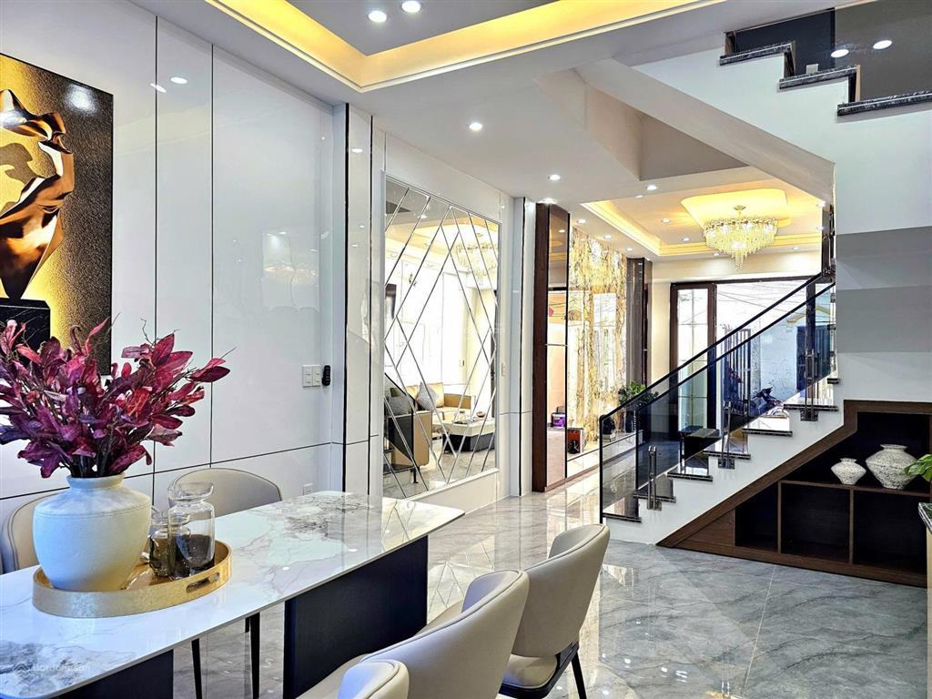 Bán căn mặt ngõ độc lập xây mới tại chợ hàng. vị trí siêu đẹp, sân cổng độc lập. 70m2 giá hơn 5 tỷ