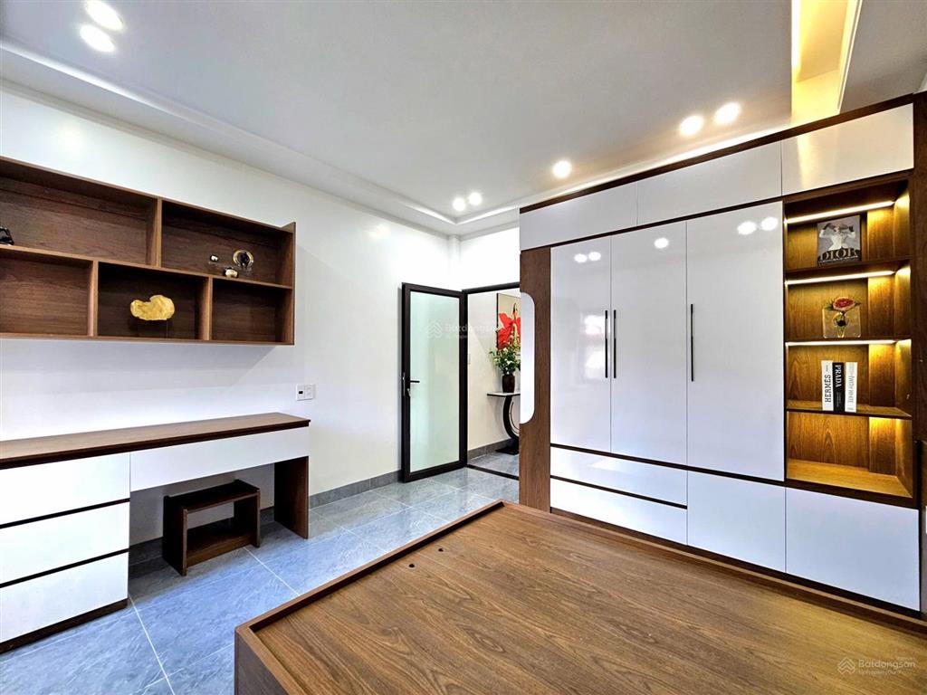 Bán căn mặt ngõ độc lập xây mới tại chợ hàng. vị trí siêu đẹp, sân cổng độc lập. 70m2 giá hơn 5 tỷ