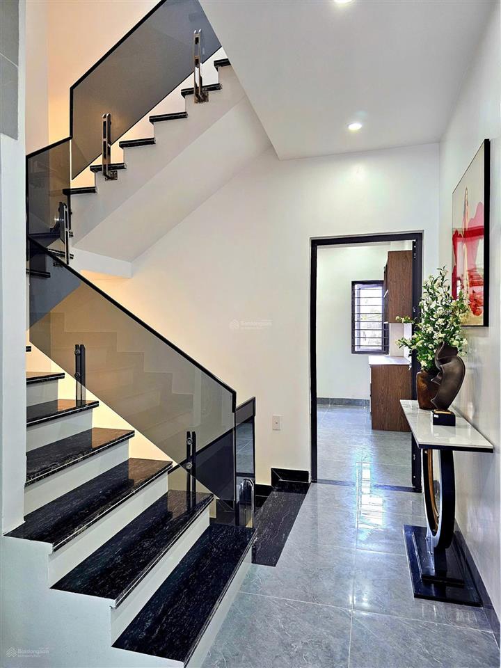 Bán căn mặt ngõ độc lập xây mới tại chợ hàng. vị trí siêu đẹp, sân cổng độc lập. 70m2 giá hơn 5 tỷ