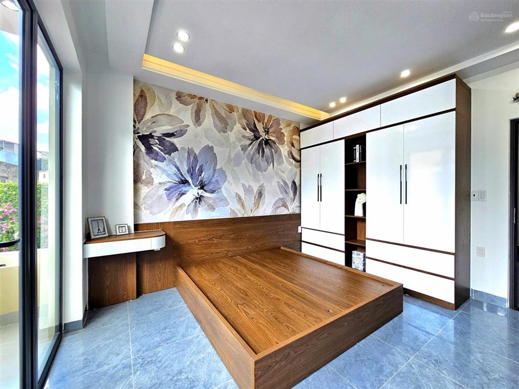 Bán căn mặt ngõ độc lập xây mới tại chợ hàng. vị trí siêu đẹp, sân cổng độc lập. 70m2 giá hơn 5 tỷ