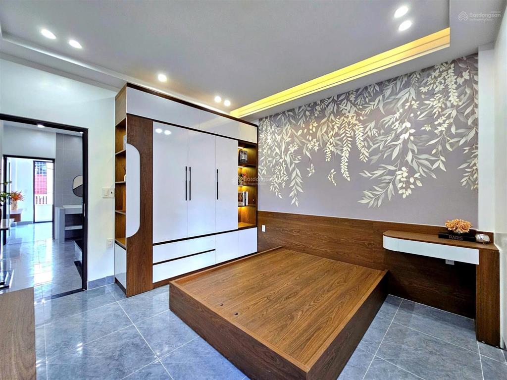 Bán căn mặt ngõ độc lập xây mới tại chợ hàng. vị trí siêu đẹp, sân cổng độc lập. 70m2 giá hơn 5 tỷ