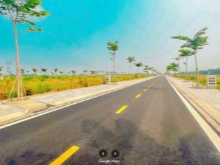 Đất bán, nằm cạnh trung tâm thương mại và bể bơi.