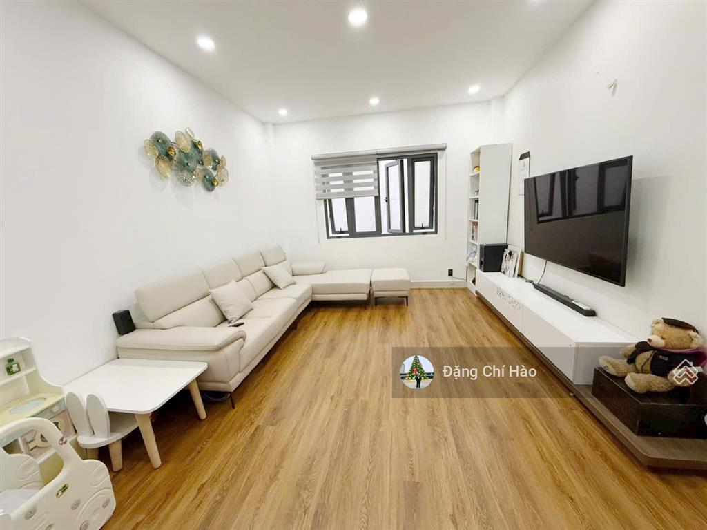 Nhà mới 4 tầng mặt tiền bàu cát  diện tích đẹp 4 x 18m, nhà mới ở liền.