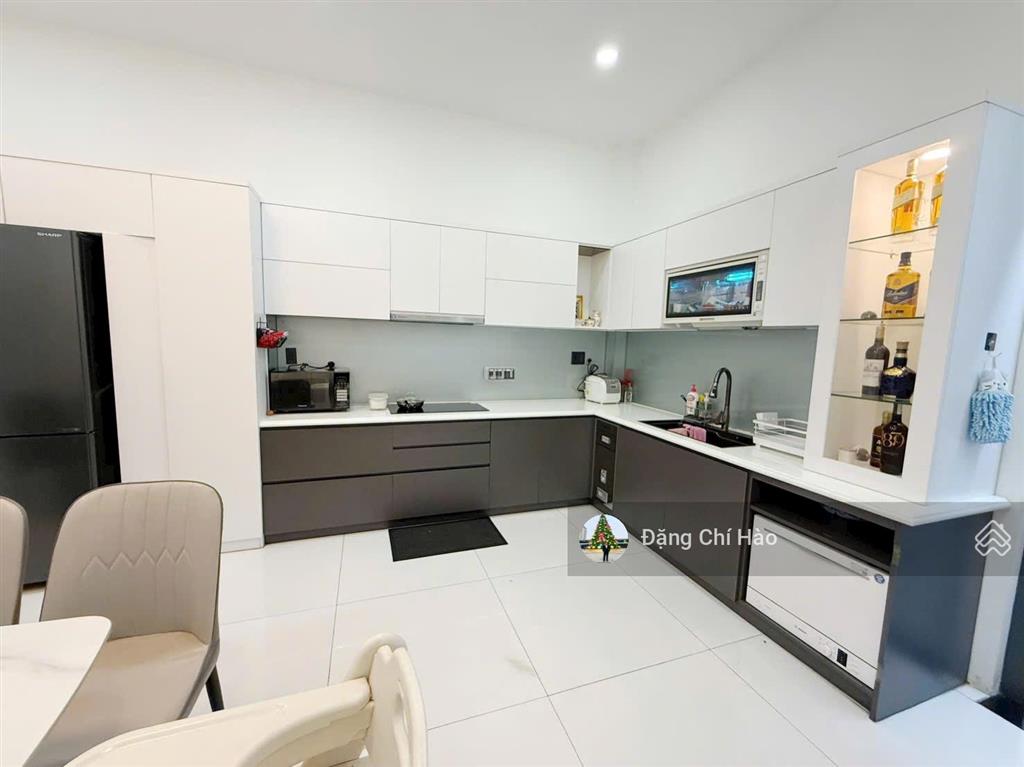 Nhà mới 4 tầng mặt tiền bàu cát  diện tích đẹp 4 x 18m, nhà mới ở liền.