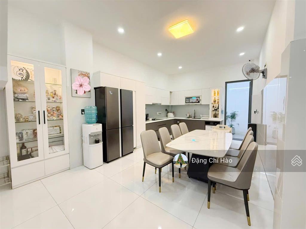 Nhà mới 4 tầng mặt tiền bàu cát  diện tích đẹp 4 x 18m, nhà mới ở liền.