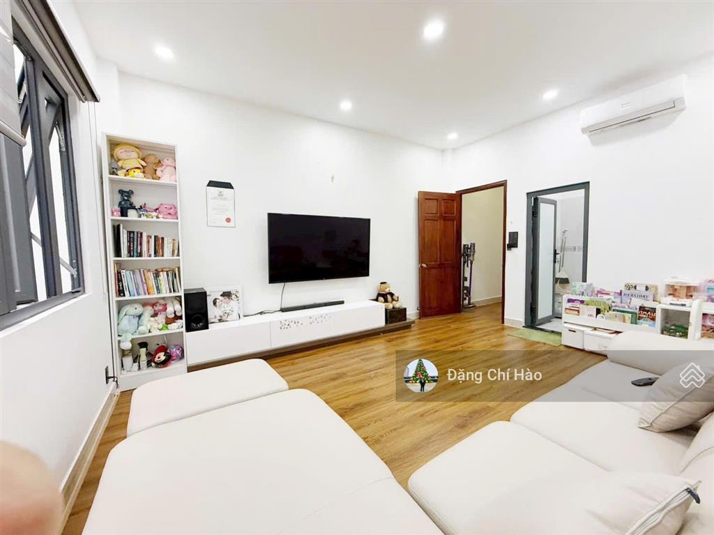 Nhà mới 4 tầng mặt tiền bàu cát  diện tích đẹp 4 x 18m, nhà mới ở liền.