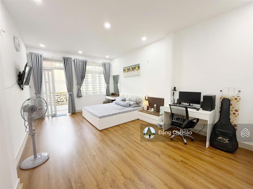 Nhà mới 4 tầng mặt tiền bàu cát  diện tích đẹp 4 x 18m, nhà mới ở liền.