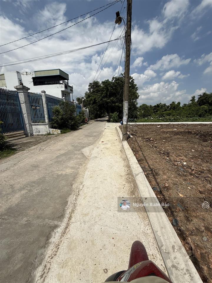 Chính chủ gửi bán đất tại xã bình chánh, giá 2,6 tỷ.  0909 805 ***