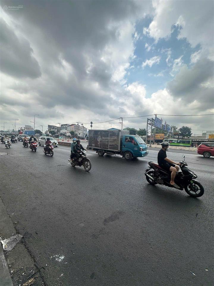 Bán nhà mặt tiền quốc lộ 22 đối diện bến xe an sương quận 12 dt 200m2 giá 18,79 tỷ
