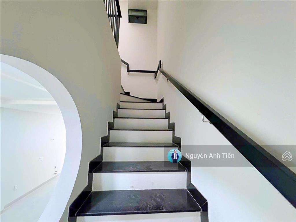 Nhà 3 tầng mới xây  ngay quốc lộ 13, p. hiệp bình  sát bên chợ và trường học
