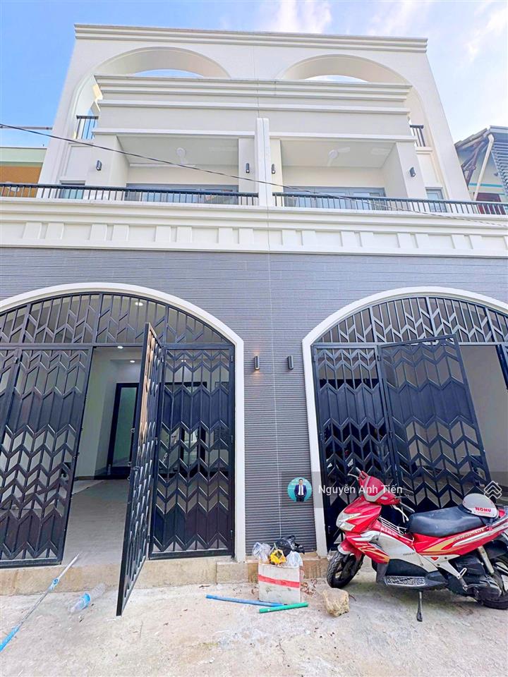 Nhà 3 tầng mới xây  ngay quốc lộ 13, p. hiệp bình  sát bên chợ và trường học