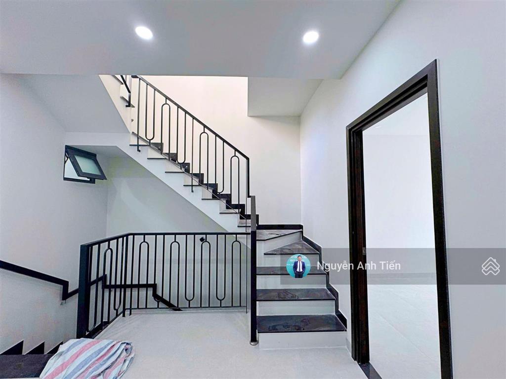 Nhà 3 tầng mới xây  ngay quốc lộ 13, p. hiệp bình  sát bên chợ và trường học