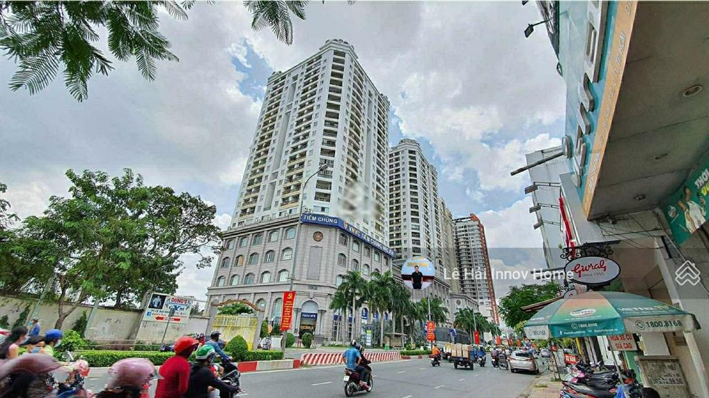 13,8 tỷ  (8x13m, 3 tầng) lê đại hành  hiếm có nhà bán  trước nhà có sân lớn đậu được 5 xe hơi