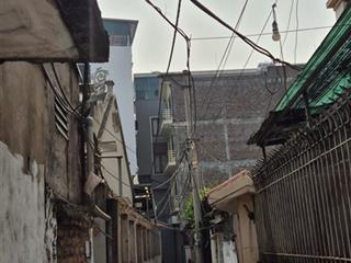 Bán đất kẹt có nhà cấp 4. xuân phương. dt 45 m2. mt 4 m. ngõ 2 m. ô tô cách 50 m. gần chợ