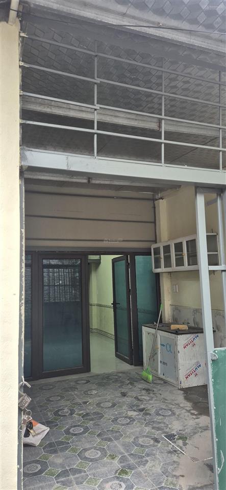 Cho thuê nhà c4 ngõ 174 phương canh. dt 40 m2 có gác xép, kk, độc lập. điện nước giá nhà nước