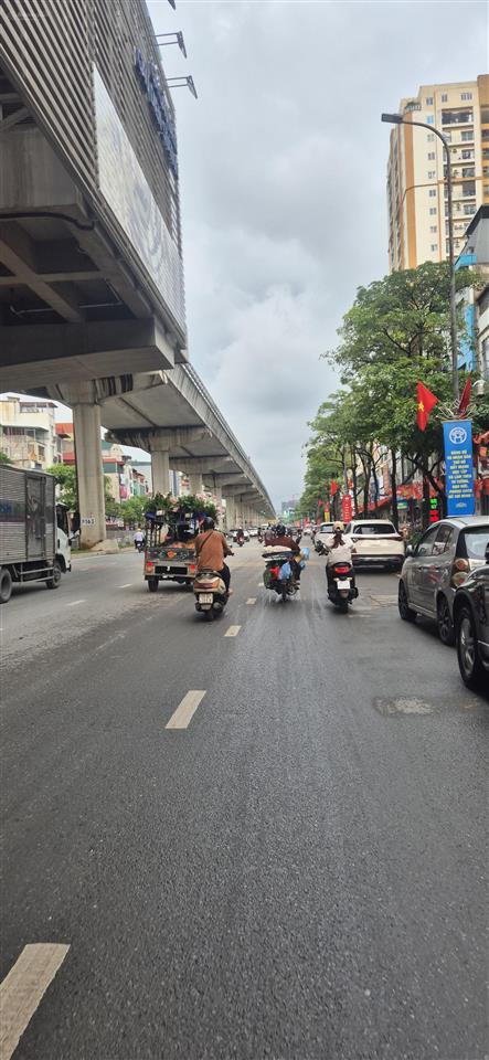 Bán nhà cấp 4 mặt phố hồ tùng mậu. dt 30m2. mt 3,3m. 2 mặt đường trước sau. vị trí có 102.