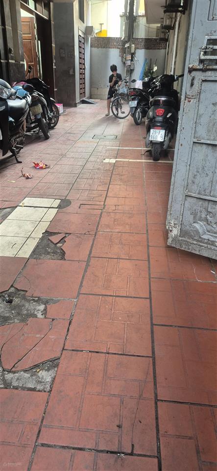 Bán nhà cấp 4 mặt phố hồ tùng mậu. dt. 30 m2. 2 mặt đường trước sau. kd... các loại. (sdcc)