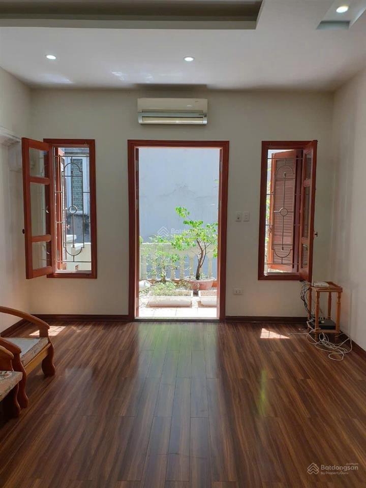 Cho hô gia đình thuê . nhà ngõ phố hoa bằng yên hòa . dt. 70 m2 * 3,5 tầng . tk sân cổng . ô tô gân