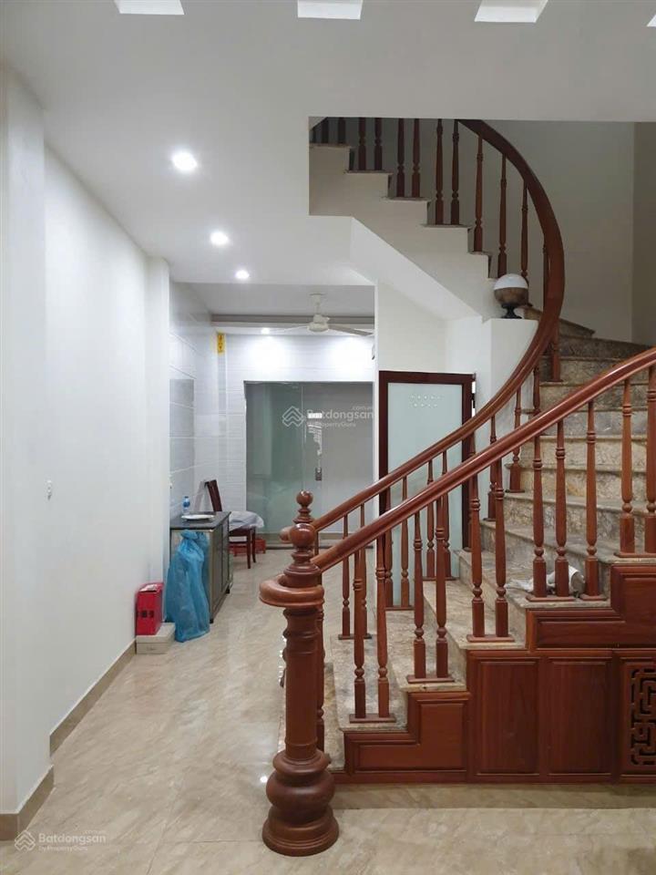 Cho hô gia đình thuê . nhà ngõ phố hoa bằng yên hòa . dt. 70 m2 * 3,5 tầng . tk sân cổng . ô tô gân