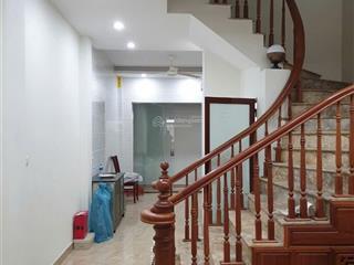 Cho hô gia đình thuê . nhà ngõ phố hoa bằng yên hòa . dt. 70 m2 * 3,5 tầng . tk sân cổng . ô tô gân