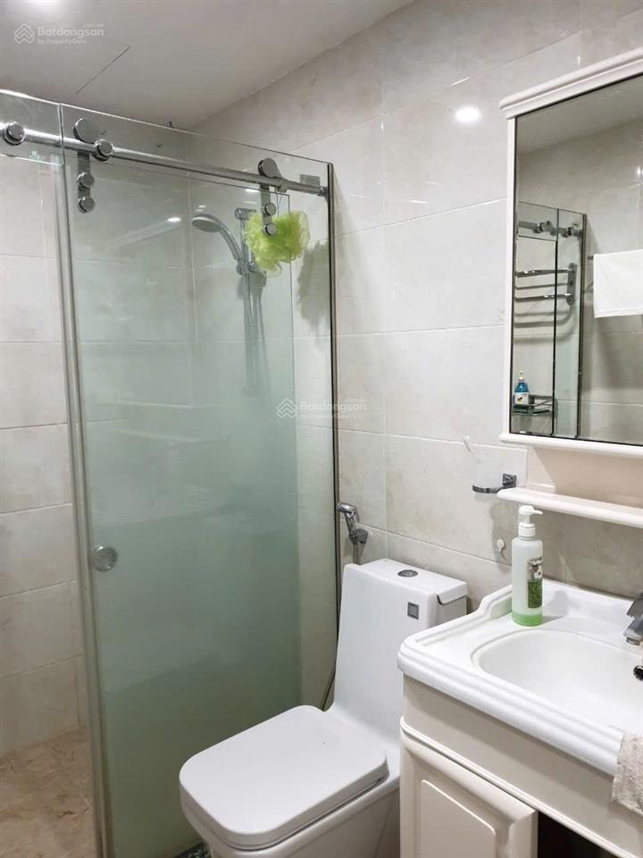 Cho hô gia đình thuê . nhà ngõ phố hoa bằng yên hòa . dt. 70 m2 * 3,5 tầng . tk sân cổng . ô tô gân