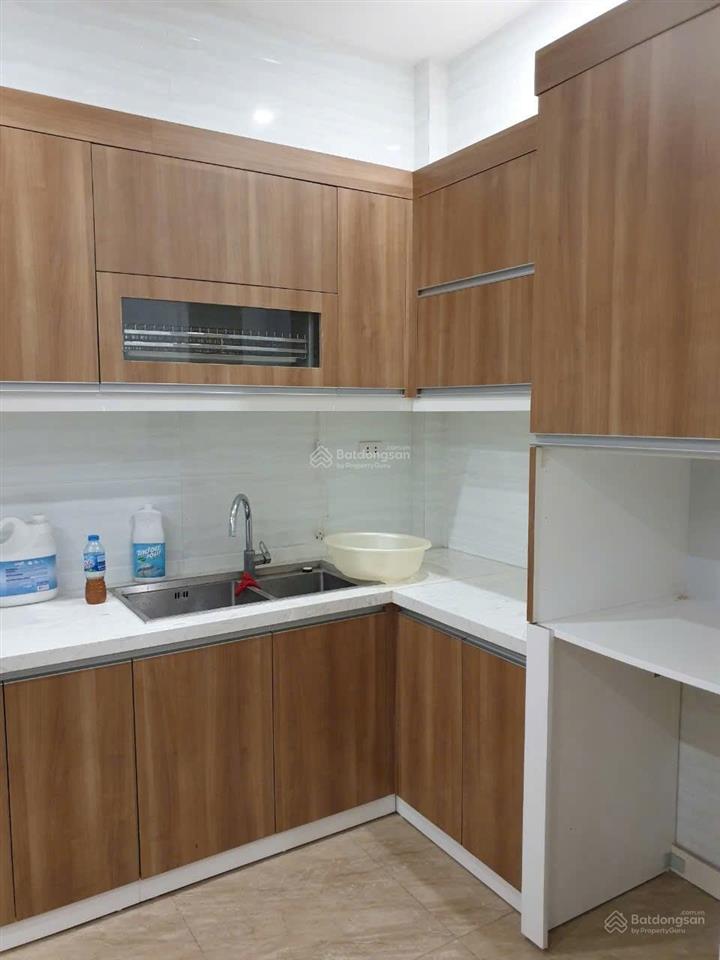 Cho hô gia đình thuê . nhà ngõ phố hoa bằng yên hòa . dt. 70 m2 * 3,5 tầng . tk sân cổng . ô tô gân