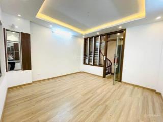 Cc bán nhà cách mặt đường lạc long quân 30m. dt 40m2 x 5 tầng mới xây. mt 4,3m. oto đỗ mặt đường
