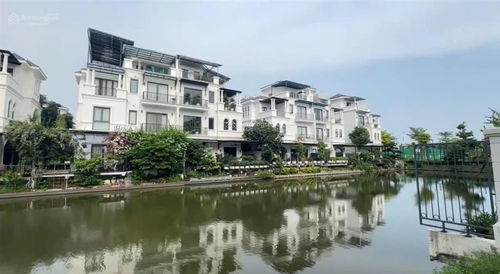 Siêu rẻ  mua là lãi  20 tỷ  song lập thô 226m2 view hồ rất rẻ trong 4 năm qua