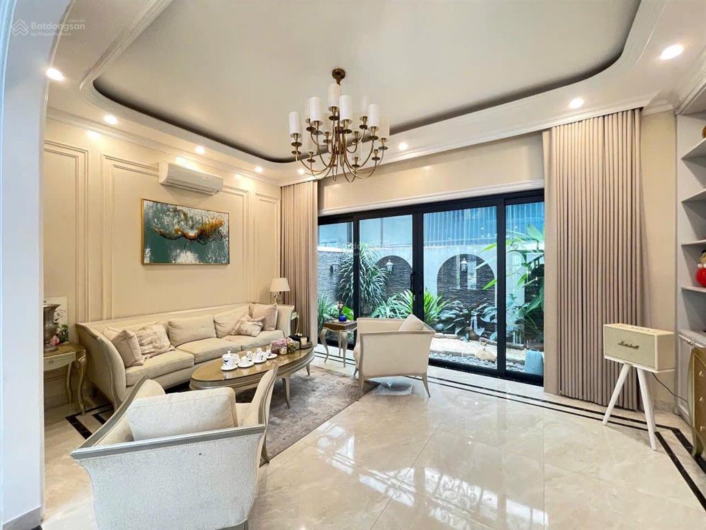 Bán gấp chỉ 9,5 tỷ nhà 120m2, thang máy xịn, gần hồ, điều hòa âm trần