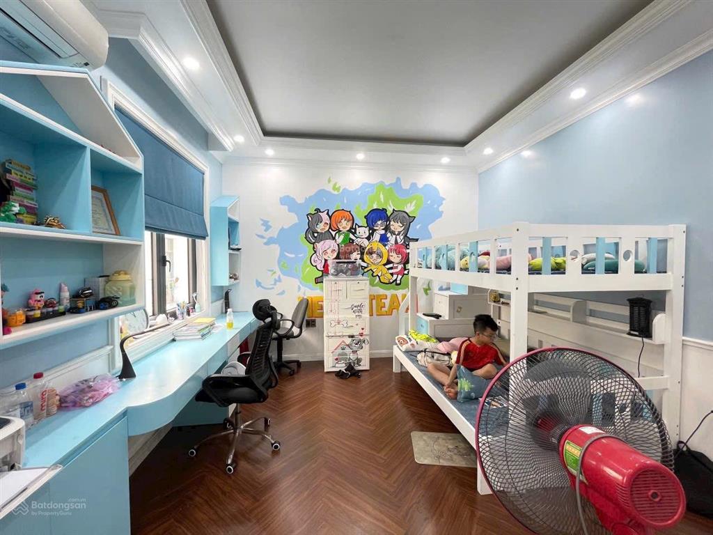 Bán gấp chỉ 9,5 tỷ nhà 120m2, thang máy xịn, gần hồ, điều hòa âm trần